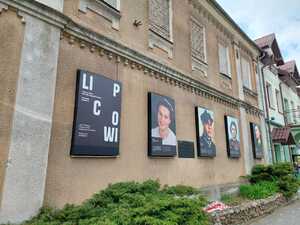 Wystawa czasowa poświęcona ofiarom Obławy Augustowskiej, prezentowana na jednej ze ścian “Domu Turka” w Augustowie. Fot. Marta Szczesiak-Ślusarek