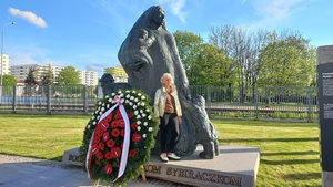 Dobrochna Konrad pod pomnikiem Matki-Sybiraczki przed Muzeum Pamięci Sybiru w Białymstoku. Fot. Julia Kilanowska