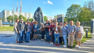 Zdjęcie grupowe pod pomnikiem Matki-Sybiraczki przed Muzeum Pamięci Sybiru w Białymstoku. Fot. Julia Kilanowska