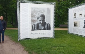 Wystawa plenerowa „Nazywam się Lusia…” przy Muzeum Wojska w Białymstoku i jej autor, dr Bogusław Kosel. Fot. Piotr Krzyżański