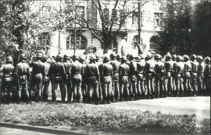Oddział ZOMO przygotowany do zatrzymania demonstrujących, ul. Libelta, 1 maja 1983 r. Fot. Jan Kołodziejski