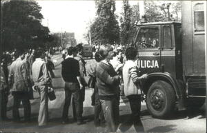 Demonstracja społeczna, obok transportery („budy”) ZOMO, ul. Fredry (przed Mostem Teatralnym), 1 maja 1983 r. Fot. Jan Kołodziejski