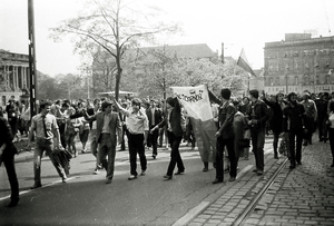 Demonstracja społeczna, pochód środowisk solidaryzujących się ze zdelegalizowanym NSZZ „Solidarność”, ul. 27 grudnia, 1 maja 1983 r. Fot. Jan Kołodziejski