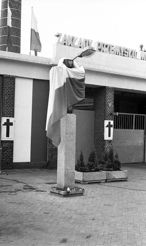 Ceremonia odsłonięcia Czerwcowej tablicy pamiątkowej przed bramą główną HCP, 27 VI 1981 r., fot. Jan Kołodziejski