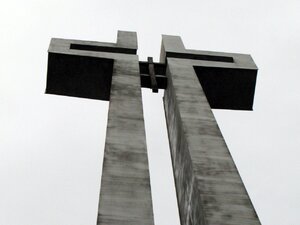 Katowice – krzyż przy pomniku ku czci górników kopalni „Wujek” poległych 16 grudnia 1981 roku