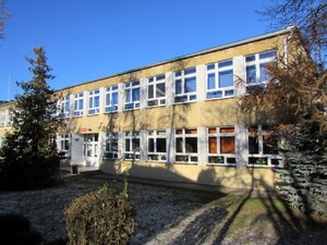 Budynek szkoły podstawowej w Rostarzewie, obecnie - Zespołu Przedszkolno-Szkolno-Gimnazjalnego; uczniem tej szkoły był Zenon Zając
