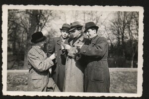 Od prawej: Franciszek Kęsy, Edward Kaźmierski, pierwszy z lewej Edward Klinik (zb. Archiwum Inspektorii Salezjańskiej we Wrocławiu).