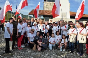 Uroczystości 17 maja 2019 r. upamiętniające 75. rocznicę bitwy o wzgórze San Germano – uczestnicy Wyjazdu Pamięci „Polskim Bohaterom – Monte Cassino” oraz burmistrz Gioacchino Ferdinandi