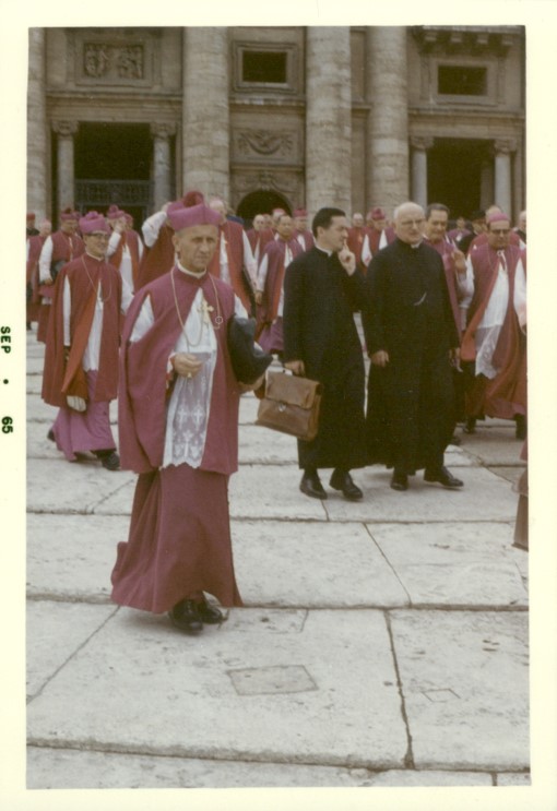 Abp Antoni Baraniak przed Bazyliką Watykańską 1962 r. Fot. ze zbiorów Zofii Skrzypek z d. Baraniak