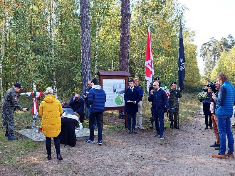 Złożenie kwiatów na Kwaterze Zapomnianej oraz wykład Tomasza Cieślaka