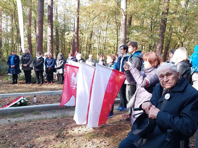 Na pierwszym planie Jan Jankowiak, były więzień Fortu VII w Poznaniu