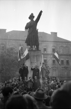 Plac Bema Józsefa, manifestacja 23 października 1956 r. pod pomnikiem Bema /Fortepan /Faragó György