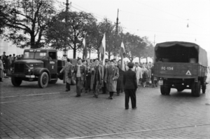 Nabrzeże Bem, protestujący maszerują w kierunku placu Bema Józsefa 23 października 1956 r. /Fortepan /Faragó György