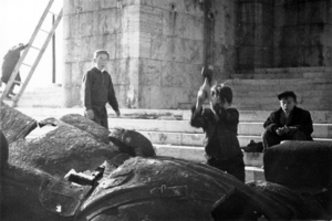Niszczenie pomnika sowieckiego „żołnierza wyzwoliciela” – bocznego posągu Pomnika Wyzwolenia w Budapeszcie /Fortepan /Klausz Ádám