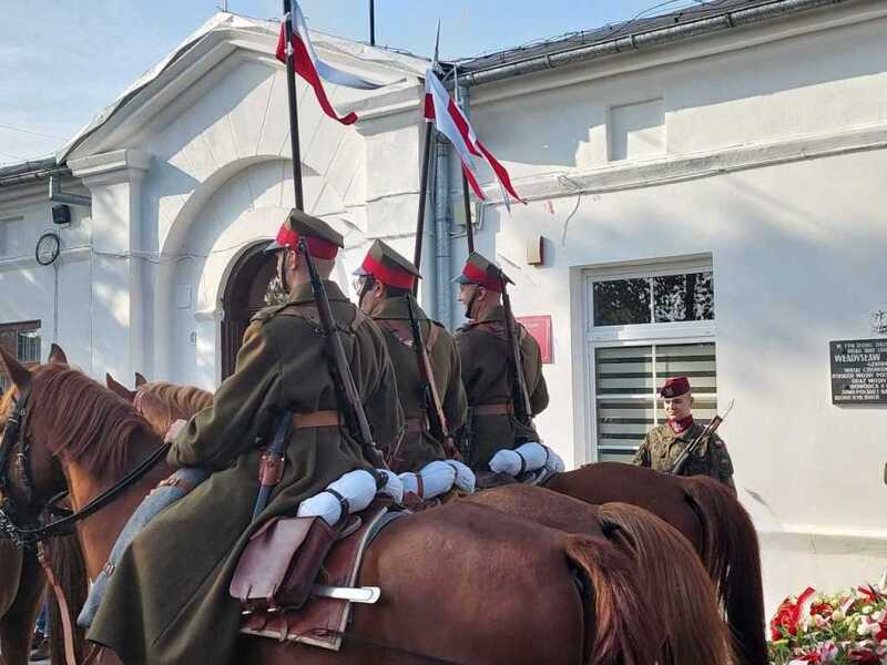 Ochotniczy Reprezentacyjny Oddział Ułanów Miasta Poznania w barwach 15 Pułku Ułanów Poznańskich pod „Andersówką”. Fot. M. Szczesiak-Ślusarek.