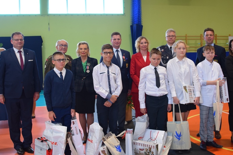 Nagrodzeni laureaci konkursu plastycznego, poświęconego patronowi szkoły, gen. Władysławowi Andersowi wraz z wręczającymi nagrody. Fot. Mirosława Wszelaka