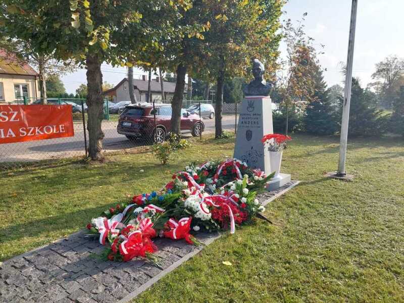 Pomnik Władysława Andersa na terenie Szkoły Podstawowej w Nowem. Fot. M. Szczesiak-Ślusarek