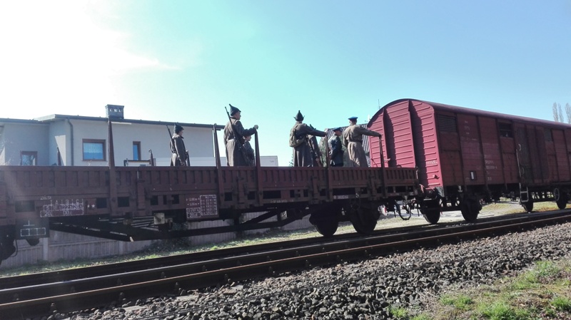 Pociąg z jeńcami w drodze na Bielnik