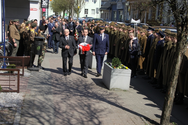 Burmistrz Wolsztyna Wojciech Lis składa kwiaty pod Pomnikiem Katyńskim