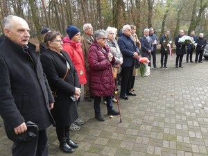 Odsłonięcie tablicy z nazwiskami zidentyfikowanych ofiar zbrodni niemieckiej z 10 listopada 1939 r. – Konin, 10 listopada 2022