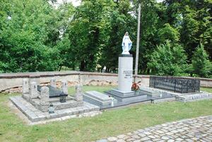 Symboliczny grób Adolfa Bnińskiego przy kościele w Gułtowach