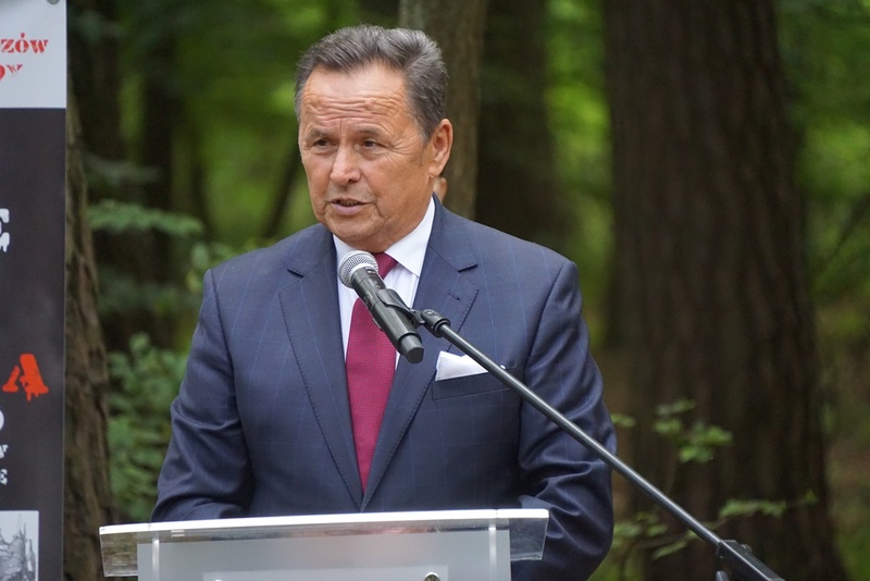 Przemawia Piotr Zalewski reprezentujący starostę poznańskiego Jana Grabkowskiego