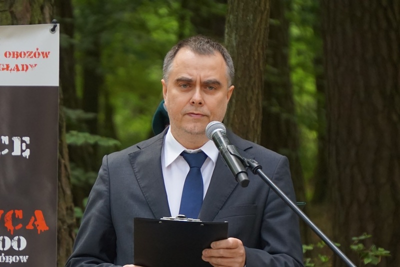 Przemawia Piotr Orzechowski reprezentujący dyrektora Oddziału IPN w Poznaniu dr. hab. Rafała Reczka