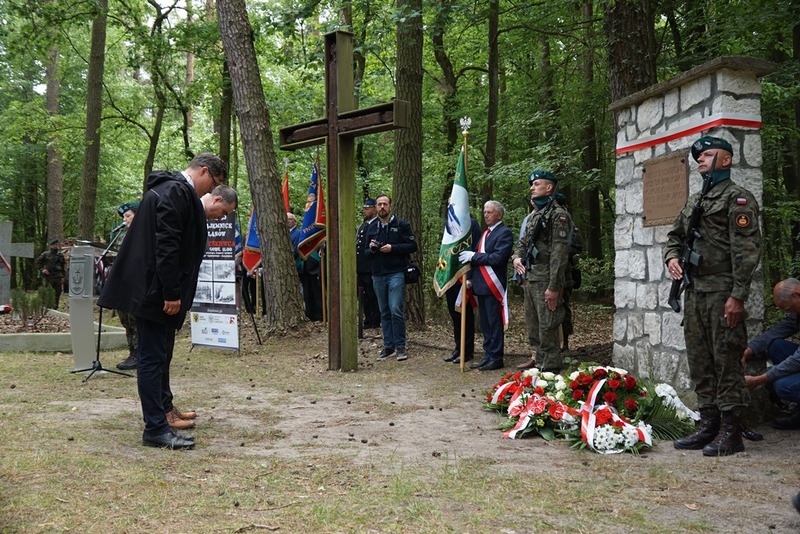 Wiązankę kwiatów od IPN składają Wojciech Chałupka oraz Piotr Orzechowski