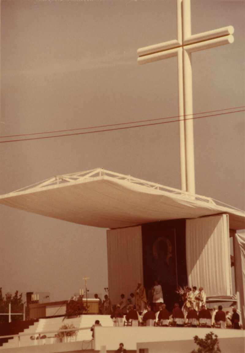 Jan Paweł II w otoczeniu duchowieństwa podczas mszy beatyfikacyjnej matki Urszuli Ledóchowskiej odprawianej w Parku Kultury. 20 VI 1983 r. Sygnatura: IPNPo-7-7-2-9