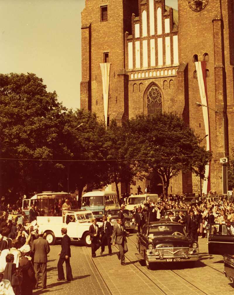 Przed katedrą pw. Świętych Apostołów Piotra i Pawła w Poznaniu, 20 VI 1983 r. Sygnatura: IPNPo-7-7-2-28
