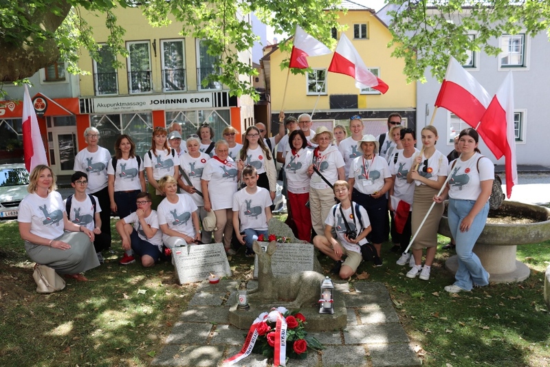 Polska delegacja przed pomnikiem sarenki w miasteczku Mauthausen. Fot. Tomasz Cieślak
