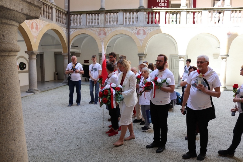Złożenie kwiatów pod polską tablicą w Zamku Śmierci Hartheim. Fot. Tomasz Cieślak