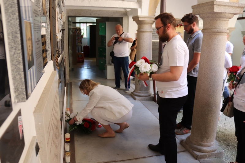 Złożenie kwiatów pod polską tablicą w Zamku Śmierci Hartheim. Fot. Tomasz Cieślak