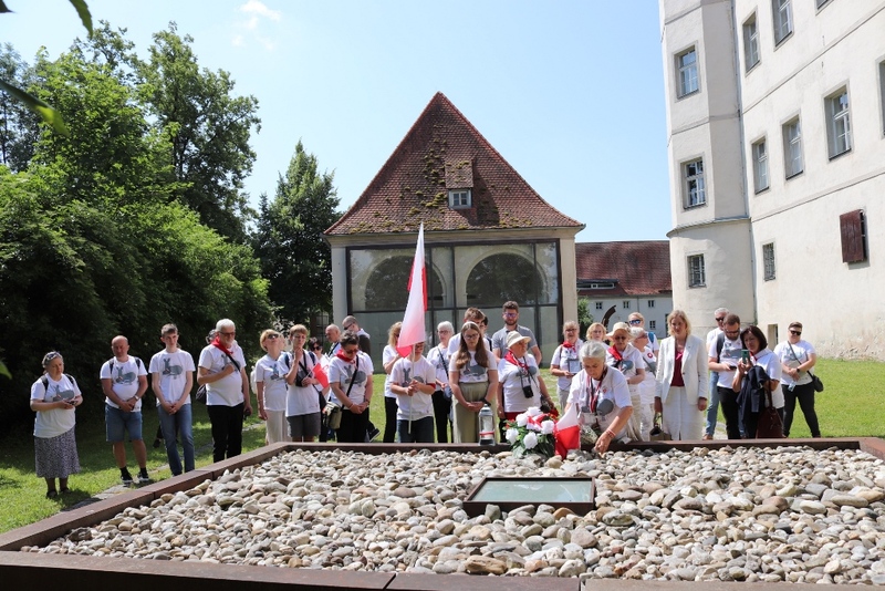 Złożenie kwiatów pod głównym pomnikiem. Miejsce Pamięci Zamek Śmierci Hartheim. Fot. Tomasz Cieślak