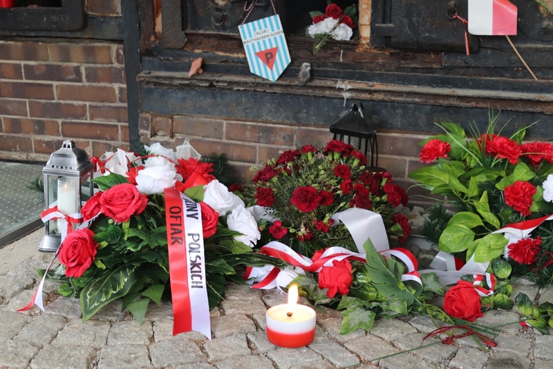Kwiaty złożone przez polską delegację przed krematorium w Gusen, Memorial Gusen. Fot. Tomasz Cieślak