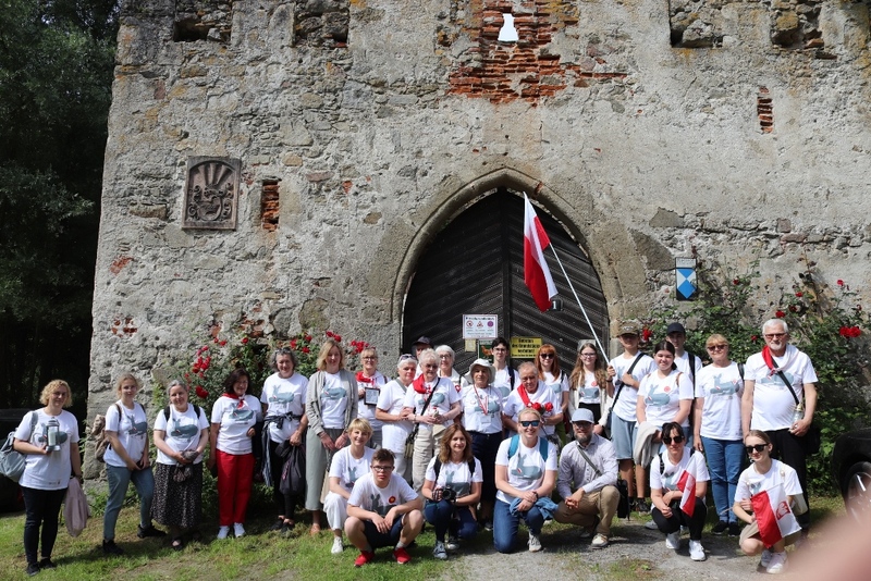 Polska delegacja przed ruinami Zamku Spielberg k. Gusen. Fot. Elżbieta Rybarska
