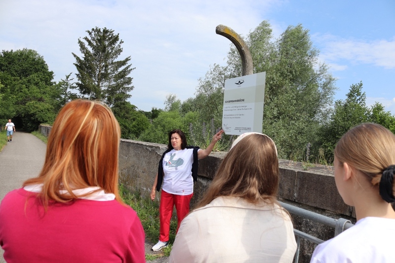 Zofia Dobrowolska opowiada o wybudowanym w 1941 r. przez polskich więźniów moście Schleppbahnbrücke, St. Georgen an der Gusen. Fot. Tomasz Cieślak