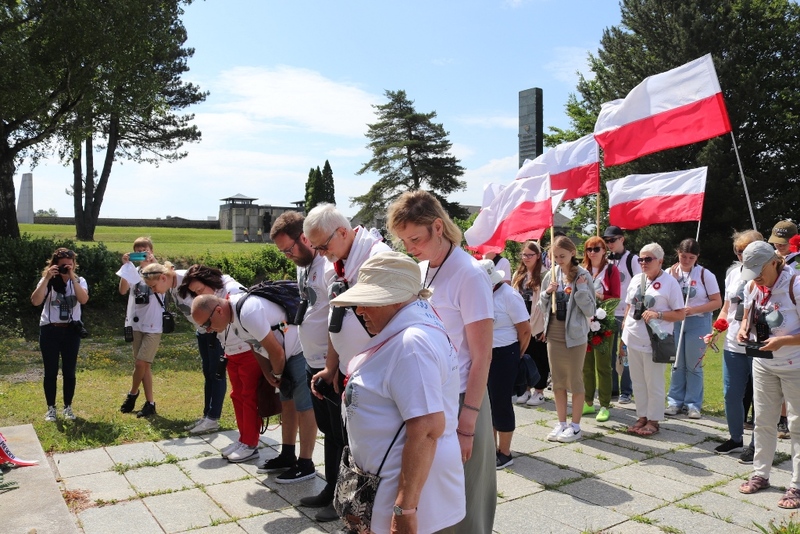Złożenie kwiatów pod polskim pomnikiem, Miejsce Pamięci KL Mauthausen. Fot. Tomasz Cieślak