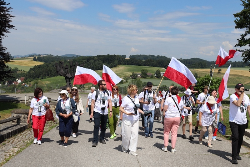 Wejście przez główną bramę do Miejsca Pamięci KL Mauthausen. Fot. Tomasz Cieślak