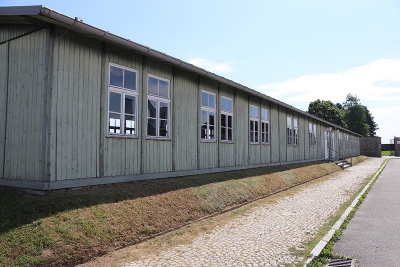 Widok na jeden z zachowanych baraków, Miejsce Pamięci KL Mauthausen. Fot. Tomasz Cieślak