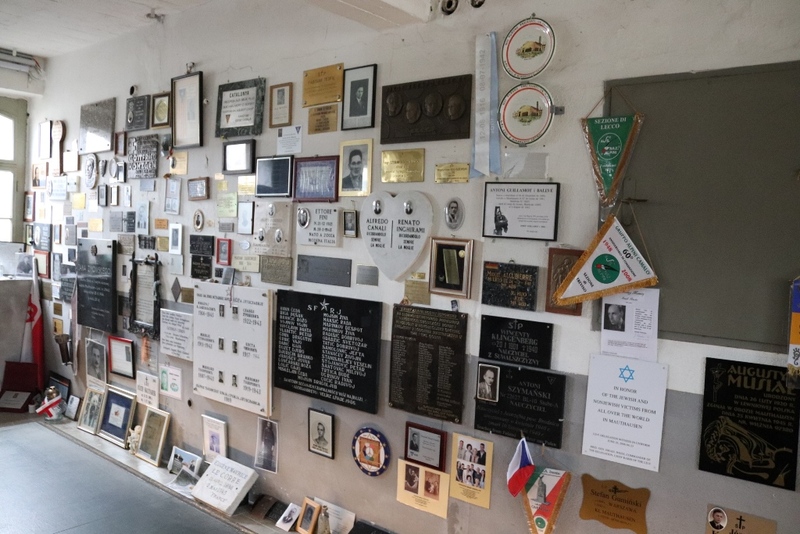 Tablice epitafijne znajdujące się w krematorium, Miejsce Pamięci KL Mauthausen. Fot. Tomasz Cieślak