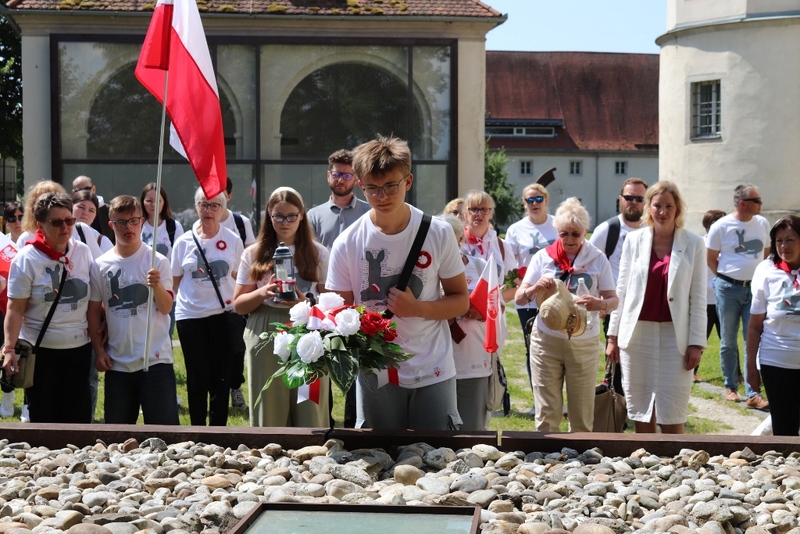 Wizyta polskiej delegacji w Zamku Śmierci Hartheim. Fot. Tomasz Cieślak