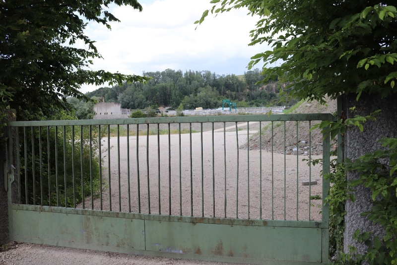 Wizyta polskiej delegacji na terenie b. niemieckiego obozu koncentracyjnego w Gusen. Fot. Tomasz Cieślak
