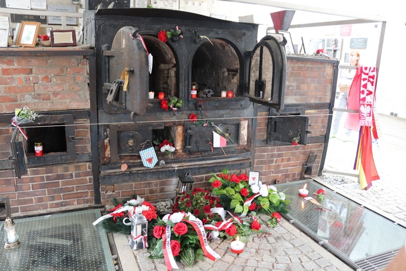 Wizyta polskiej delegacji na terenie b. niemieckiego obozu koncentracyjnego w Gusen. Fot. Tomasz Cieślak