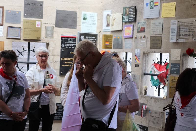 Wizyta polskiej delegacji na terenie b. niemieckiego obozu koncentracyjnego w Gusen. Fot. Tomasz Cieślak