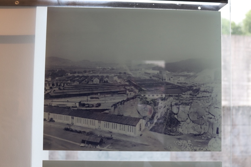 Wizyta polskiej delegacji na terenie b. niemieckiego obozu koncentracyjnego w Gusen. Fot. Tomasz Cieślak