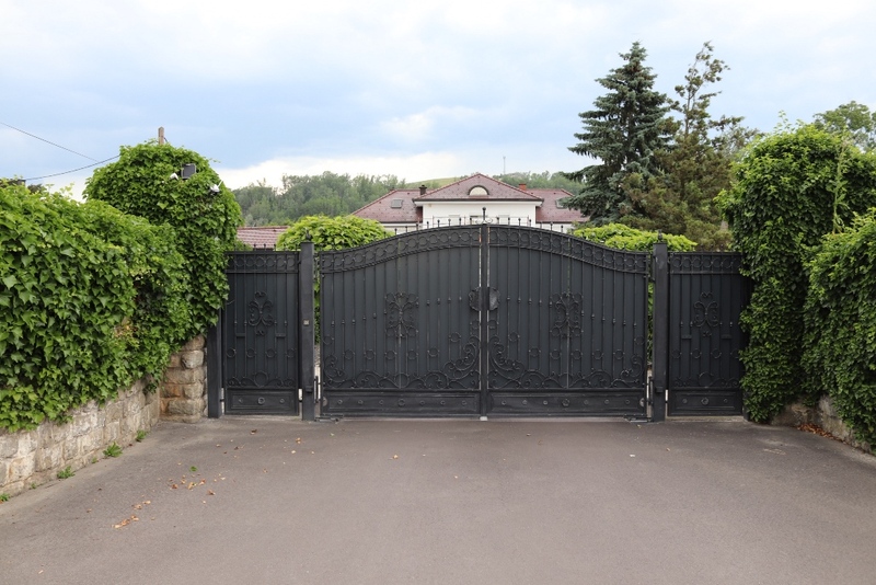 Wizyta polskiej delegacji na terenie b. niemieckiego obozu koncentracyjnego w Gusen. Fot. Tomasz Cieślak