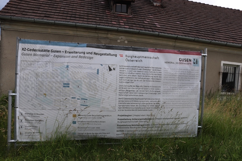 Wizyta polskiej delegacji na terenie b. niemieckiego obozu koncentracyjnego w Gusen. Fot. Tomasz Cieślak