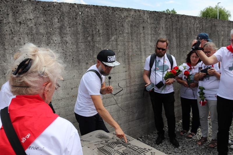 Wizyta polskiej delegacji na terenie b. niemieckiego obozu koncentracyjnego w Gusen. Fot. Marta Szczesiak-Ślusarek