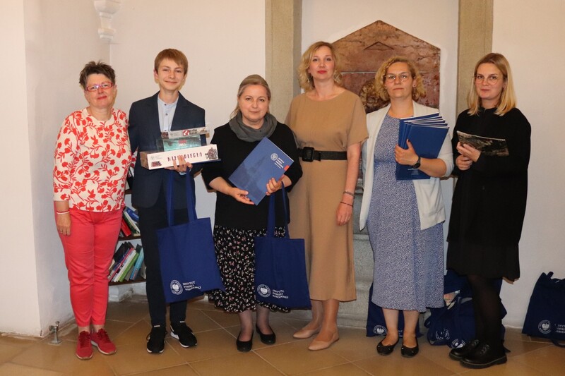 Laureat I miejsca (szkoły podstawowe) wraz z opiekunem naukowym. Fot. Tomasz Cieślak